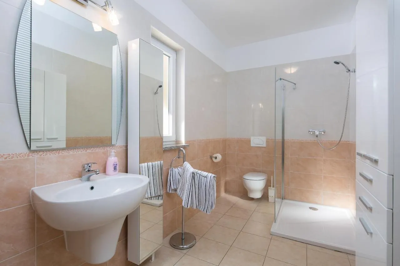 Apartment Paradiso - Ravni Лабин